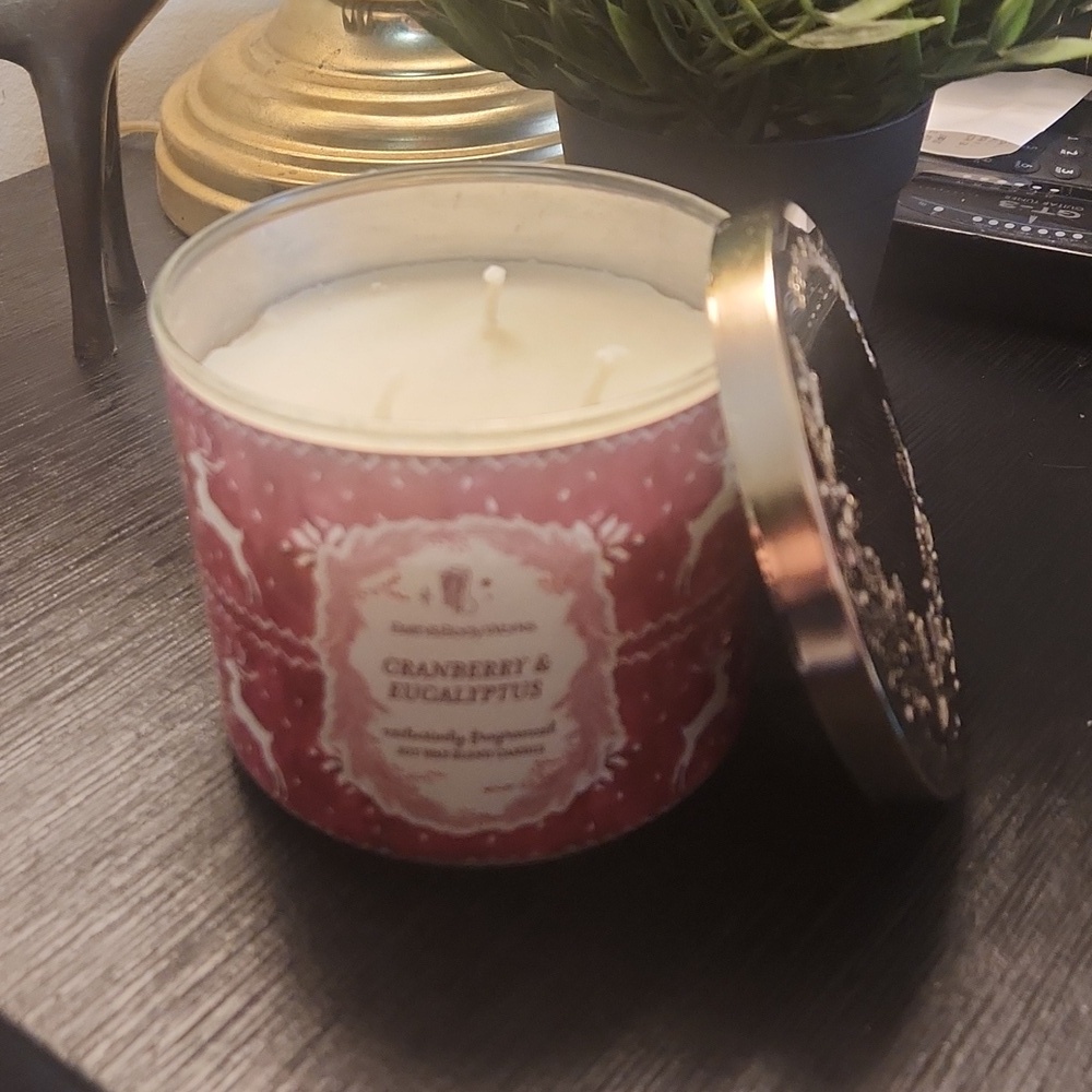 Bath & Body Works Cranberry & Eucalyptus 3-whick Candle - Picture 3 of 5